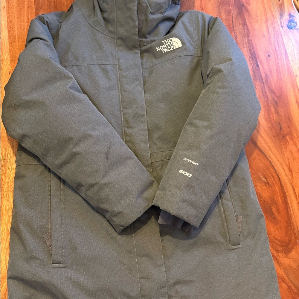Winter Wear Girl's Arctic Swirl Down Jacket The North Face

Small tear 1cmx1cm.